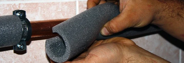 Person isoliert Kupferrohr